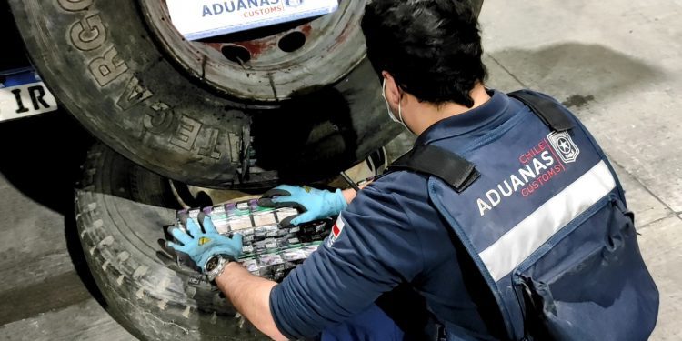 Los Andes: en Complejo Los Libertadores decomisan 1500 cajetillas de cigarrillos ocultas en neumáticos de un camión