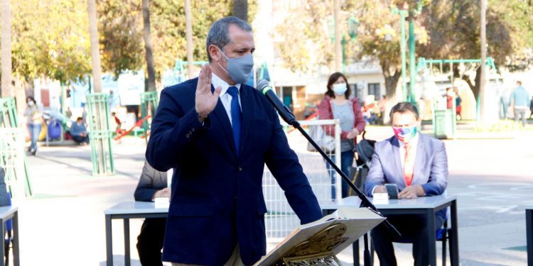 Con cinco días de retraso este viernes juró el nuevo alcalde de Quillota