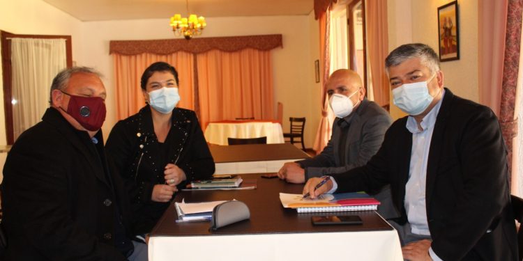 Gobernador regional y alcaldes de Marga Marga se reúnen para establecer trabajo conjunto por crisis hídrica