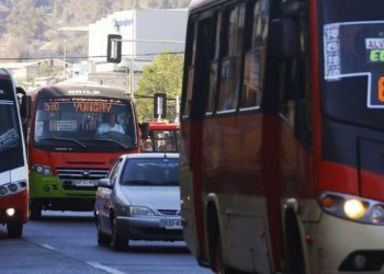 Gremio microbusero de Valparaíso estaría evaluando extender recorridos tras retraso en toque de queda