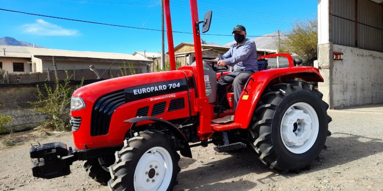 Petorca: agricultores de Chincolco reciben moderno tractor para sus cultivos