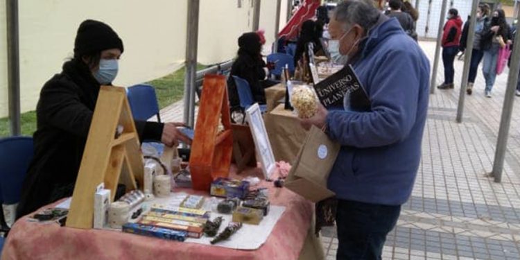 San Antonio: emprendedores locales ofrecen atractivos productos en Feria de los Emprendedores en la plaza de Llolleo