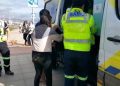 Dos adultos mayores y un menor de edad son arrastrados por una ola en playa de Viña del Mar: fueron rescatados