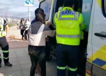 Dos adultos mayores y un menor de edad son arrastrados por una ola en playa de Viña del Mar: fueron rescatados