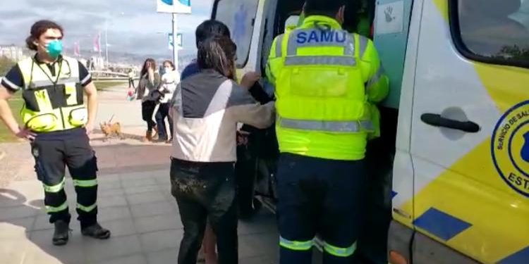 Dos adultos mayores y un menor de edad son arrastrados por una ola en playa de Viña del Mar: fueron rescatados