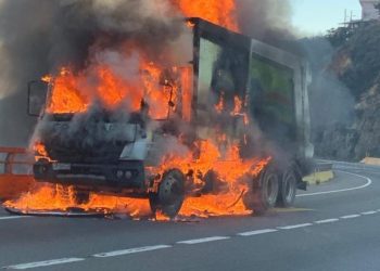 Valparaíso: camión recolector de basura queda destruido por incendio en acceso sur
