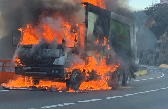Valparaíso: camión recolector de basura queda destruido por incendio en acceso sur