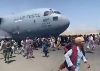 Caos en aeropuerto de Kabul tras suspensión de vuelos comerciales en Afganistán