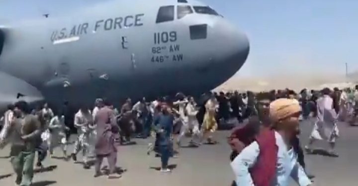 Caos en aeropuerto de Kabul tras suspensión de vuelos comerciales en Afganistán