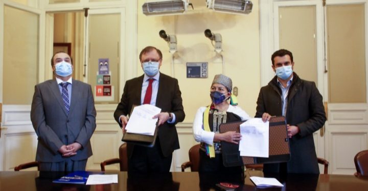 UV firma convenio de colaboración con la Convención Constitucional: es la primera universidad que lo hace