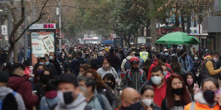 Ingresos por trabajo de personas de deciles más altos subieron en promedio 18% y más bajos cayeron 14% según encuesta Casen