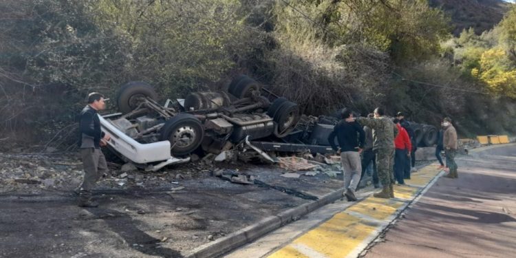Los Andes: conductor de camión muere tras volcamiento y transeúntes roban carga