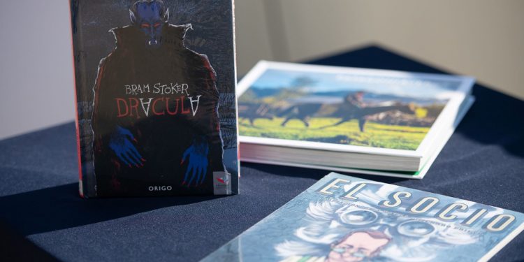 Colegios de San Antonio reciben un centenar de libros para fomentar la lectura de estudiantes