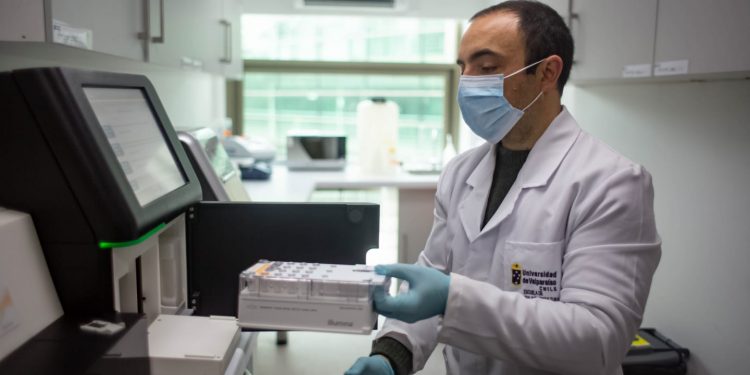 COVID-19: Unidad de Genómica UV podrá pesquisar variantes aún desconocidas