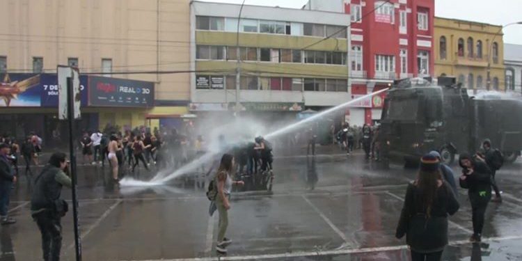 Suboficial de Carabineros es condenado por violencia durante marcha del Día de la Mujer en Valparaíso