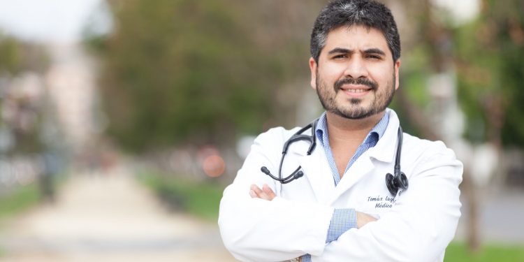 Sobre eventual antigua militancia del Dr. Tomás Lagomarsino en la UDI: nota aclaratoria