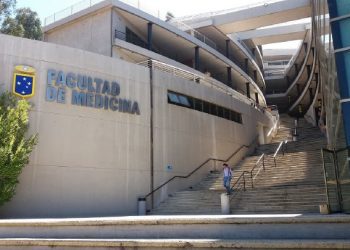 Por su esfuerzo en la lucha contra la pandemia ASIVA entrega distinción a la UV