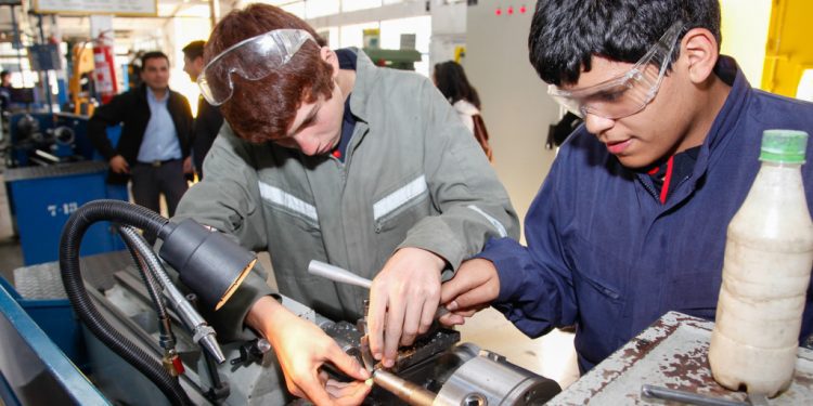 En Puchuncaví activan programa de apoyo para alumnos de educación técnica