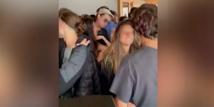 Fiesta clandestina en Cachagua: CDE oficia a Seremi de Salud por demora en cobro de multas a asistentes