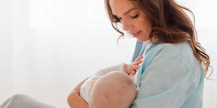 Semana de la Lactancia Materna: recalcan la importancia del contacto visual y cómo podría verse afectado por el uso de dispositivos digitales