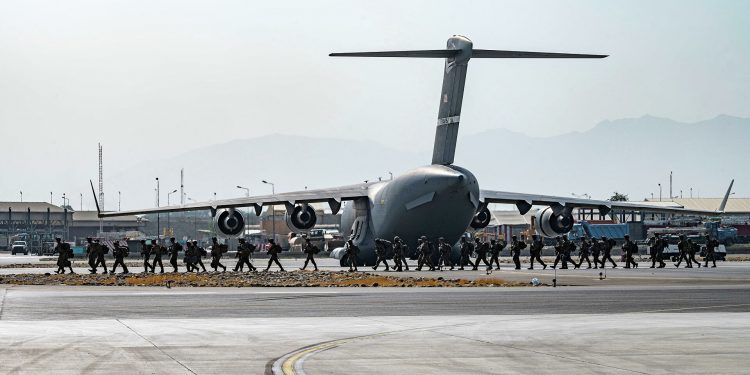 En suspenso futuro del aeropuerto de Kabul tras salida del último avión de EE.UU. 