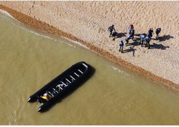 Reino Unido quiere devolver a Francia embarcaciones con migrantes irregulares