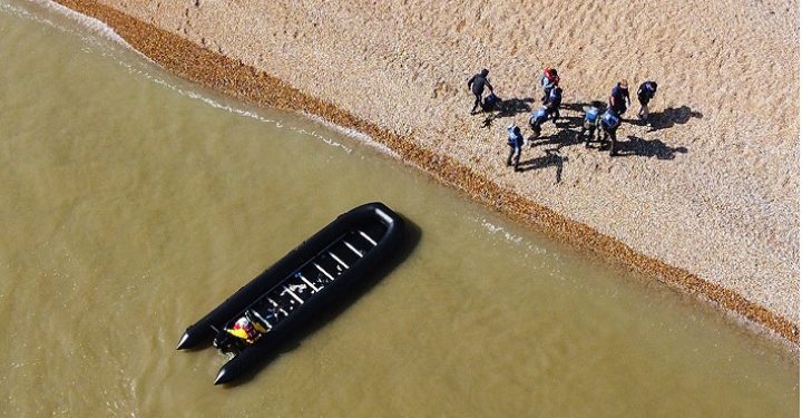 Reino Unido quiere devolver a Francia embarcaciones con migrantes irregulares