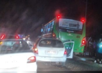 Conductor de auto muere tras ser baleado en sector Laguna Verde de Valparaíso y vehículo impacta contra microbús con pasajeros