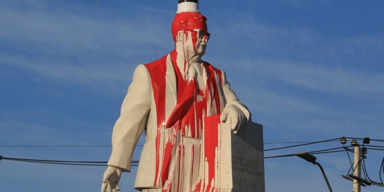 Ataque al monumento de Salvador Allende fue condenado de la manera «más enérgica» por el Gobierno