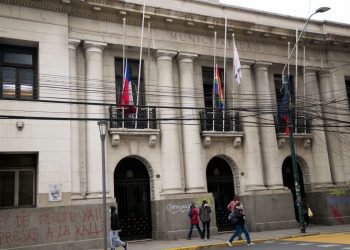 Con banderas a media asta y el discurso de Salvador Allende, en la Municipalidad de Valparaíso conmemoraron el Golpe de Estado de 1973 