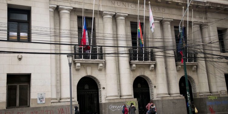 Con banderas a media asta y el discurso de Salvador Allende, en la Municipalidad de Valparaíso conmemoraron el Golpe de Estado de 1973 