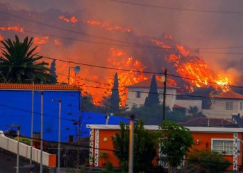 Erupción volcánica en La Palma obliga a evacuar a más de 6 mil personas