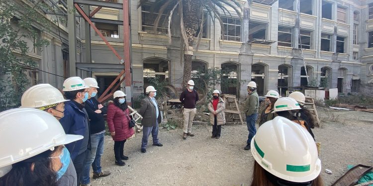 Comunidad educativa de la Escuela Ramón Barros Luco de Valparaíso recibe con esperanza aprobación de financiamiento para su reparación