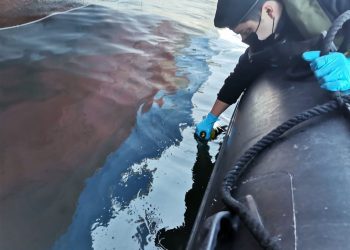 Quintero: fuga de combustible generó mancha oleosa en terminal marítimo de Enap