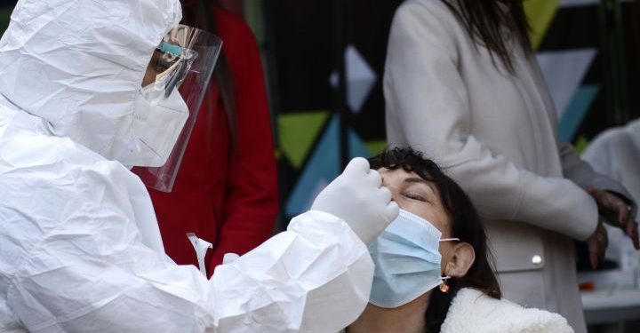 COVID-19: infectólogo sostiene que es prematuro hablar de alza sostenida o rebrote