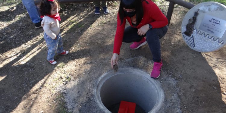 Simbólica “cápsula del tiempo” es enterrada en el Parque Nacional La Campana