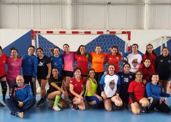 Entrenador porteño se reúne con equipo femenino chileno de balonmano máster de cara a Juegos Suramericanos