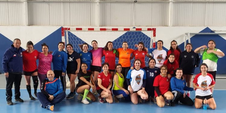 Entrenador porteño se reúne con equipo femenino chileno de balonmano máster de cara a Juegos Suramericanos