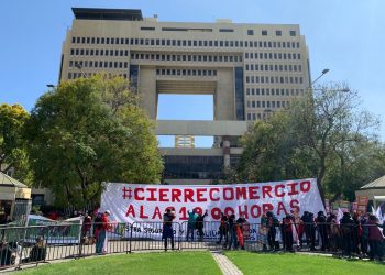 Trabajadores llegan al Congreso en apoyo a proyecto de ley de cierre del comercio a las 19:00 horas