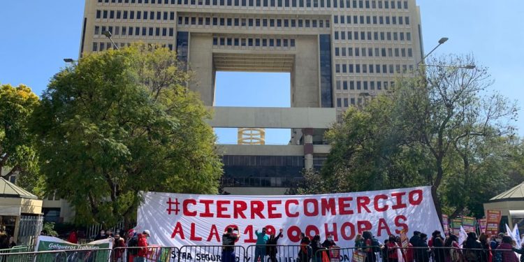 Trabajadores llegan al Congreso en apoyo a proyecto de ley de cierre del comercio a las 19:00 horas