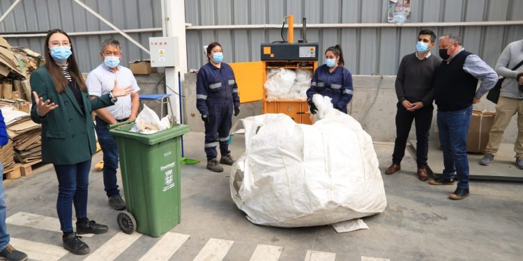 Gobernador Mundaca y delegaciones de Puchuncaví y Quintero visitan Casablanca para conocer el Centro de Tratamiento Intermedio de residuos sólidos y la planta de compostaje