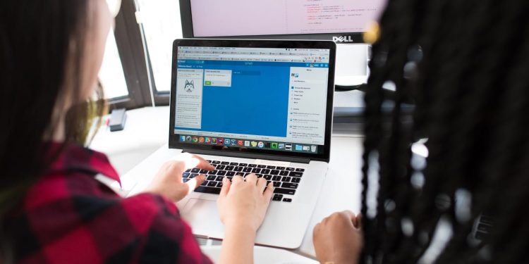 En Chile solo el 14% de las mujeres ocupa cargos ejecutivos en el sector tecnológico