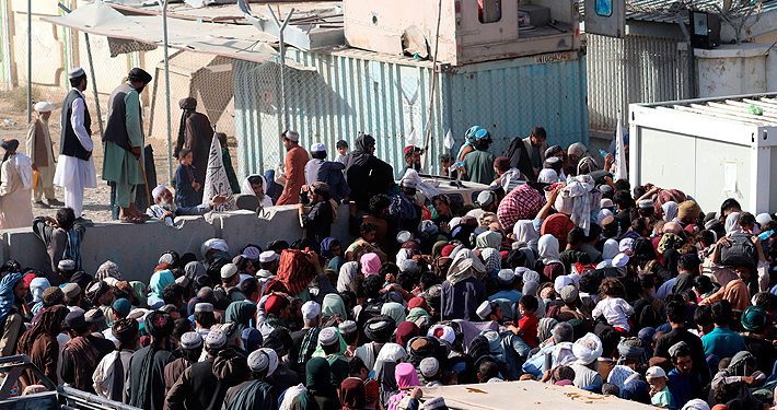 Ante posible crisis de refugiados Pakistán fortifica su frontera con Afganistán