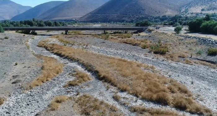Autoridades comunales, agricultores, crianceros y la senadora Isabel Allende se reunieron con la ministra de Agricultura para tratar la emergencia hídrica