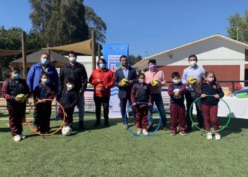 Jardines y escuelas de Santo Domingo reciben implementación deportiva por parte del IND