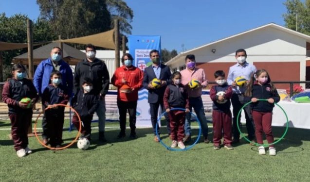 Jardines y escuelas de Santo Domingo reciben implementación deportiva por parte del IND