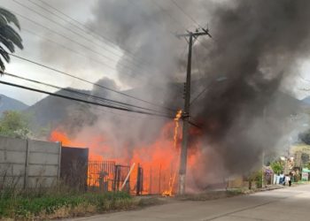 Vivienda resulta completamente quemada a causa de incendio intencional en Hijuelas