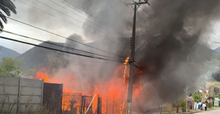 Vivienda resulta completamente quemada a causa de incendio intencional en Hijuelas