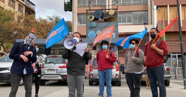 Con juicio simbólico exigen renuncia del Presidente Sebastián Piñera en Valparaíso