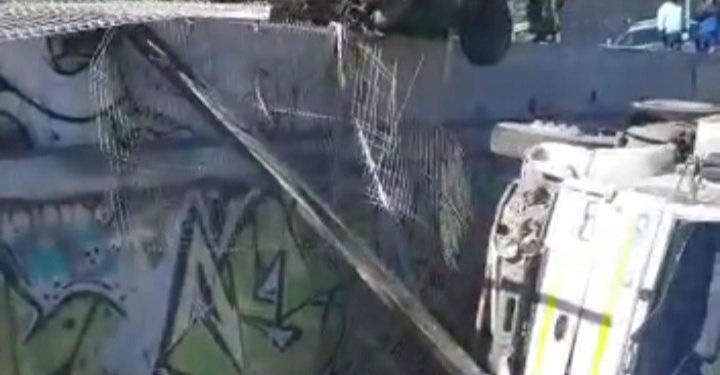 Camión cayó a las vías del metro en Viña del Mar